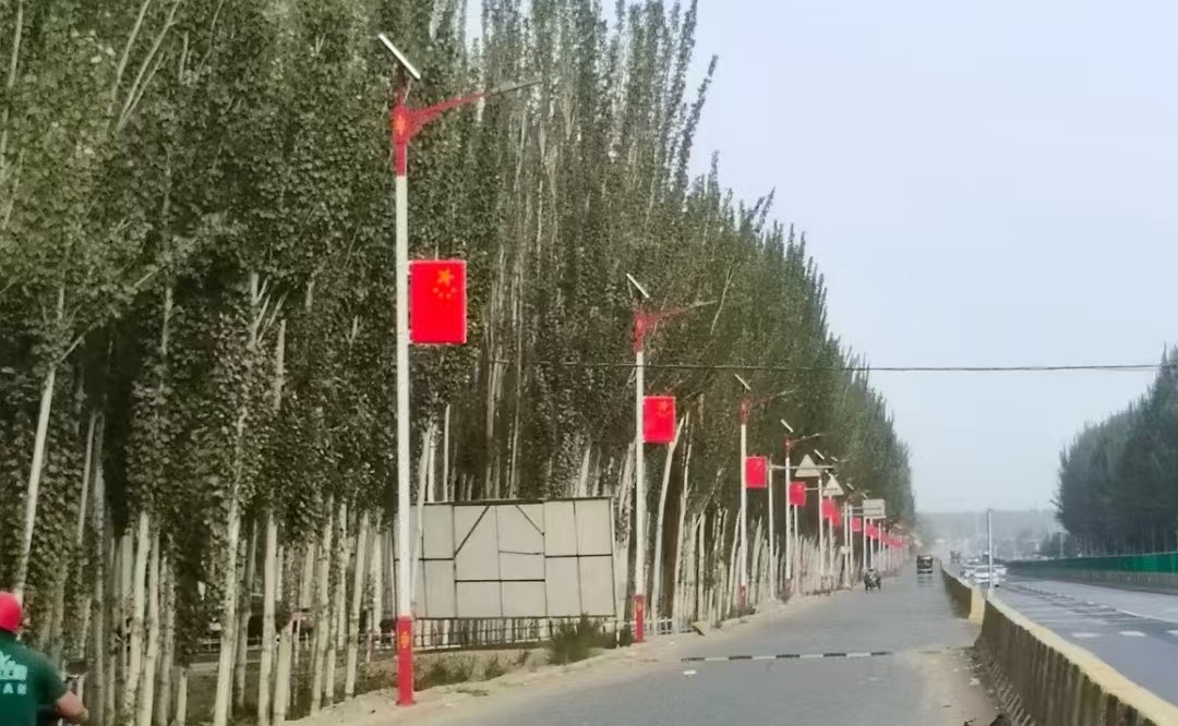 新疆喀什原始人景区建设定制太阳能路灯项目